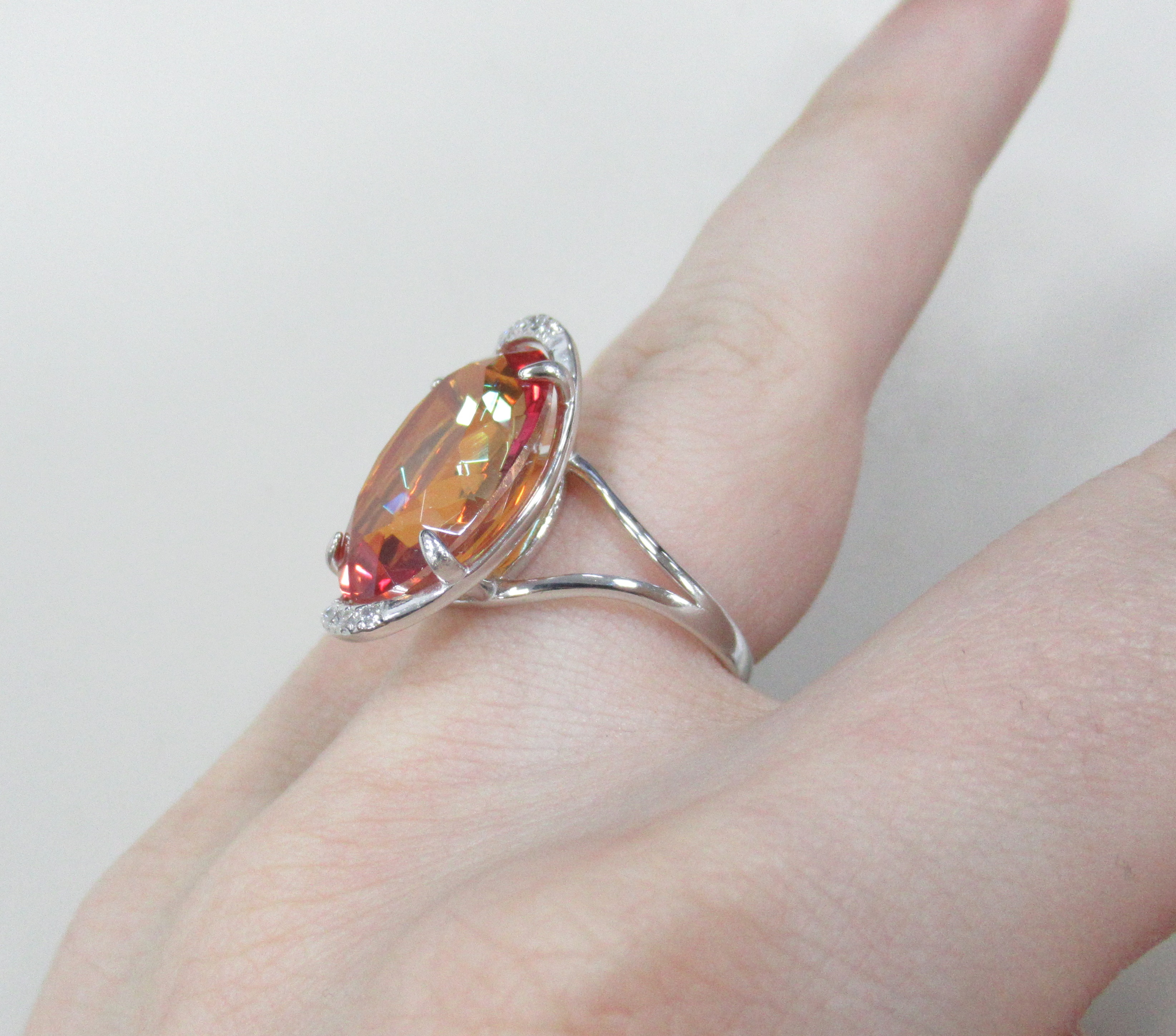 Серебряное кольцо с оранжевым горным хрусталем